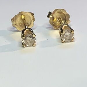 14kt Gold Diamond 💎 Stud Earrings. Stunning 🤩 matked teated for 14kt & diamonds